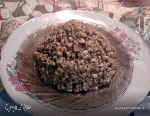 Сформировать в форме горки, что будет имитировать муравейник. Вместо муравьёв будет мак. Очень правдоподобно смотрится, когда на крупную тёрку натереть шоколад и присыпать. Поставить на 12 часов в холодильник, чтоб пропитался.