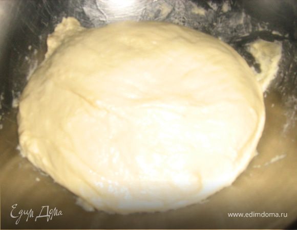 Смешать сухие дрожжи с просеянной мукой (взять 2/3 муки).Сделать в муке ямку, влить туда слегка теплую воду, добавить соль и масло. Аккуратно замесить тесто, добавляя муку. Оставить подниматься, сделать еще 2 обминки теста.