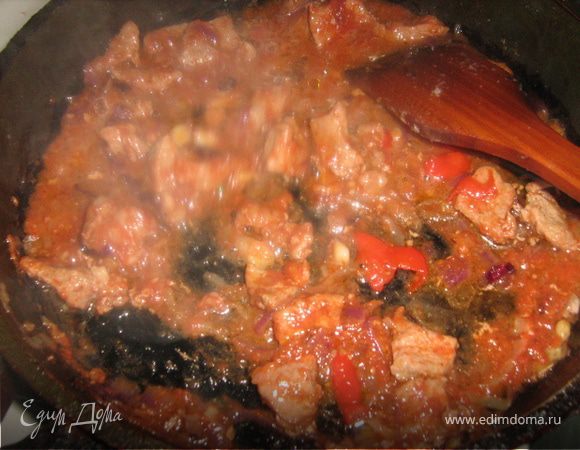 Готовим соус. На сковороде разогреем масло. Лук нарежем очень тонкими полукольцами. Чеснок разрежем пополам и обжарим на масле, чтобы он отдал свой запах маслу.  Чеснок вынуть добавить лук и мелко нарезанный острый перчик, жарить на небольшом огне, чтобы он не потерял сочность. 
Мясо режем маленькими тонкими кусочками, добавляем к луку. Когда кусочки  мяса обжарятся, добавляем соль, паприку  и томатный сок. Накрываем крышкой, тушим, пока сок не превратится в густой соус.