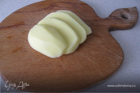 Картошку разрезать вдоль на пластины толщиной в 1см.