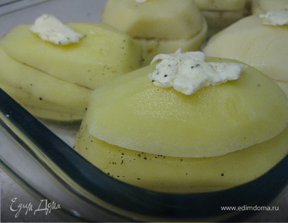 Форму для запекания смазать растительным маслом, выложить наш картофель и отправить в духовой шкаф. 