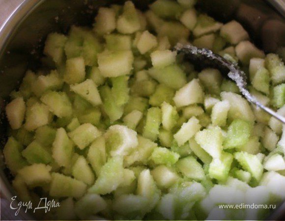 1 кг огурцов почистить от кожицы, порезать мелко, удалить семена - они плотные и не прожевываются.