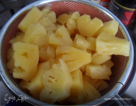 С ананасов слить сироп.