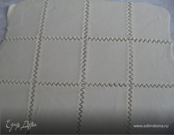 Из теста раскатать прямоугольник.Разрезать его на квадраты равные по размеру.