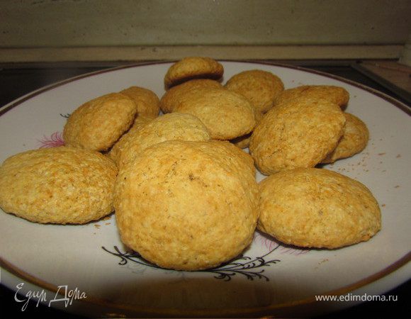 Масло растереть с сахаром, добавить яйцо и перемешать. Добавить хлопья и перемешать. Всыпать в муку разрыхлитель, просеять и добавить в основную смесь. Влить молоко и хорошо вымешать. Дать постоять для набухания овсяной муки минут 30. Формировать шарики руками, слегка их приплющивая. Выпекать при температуре 180 гр. минут 20.