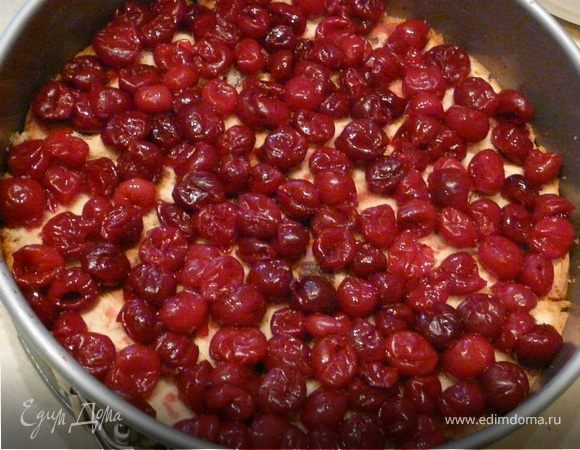 Панеттоне порезать и выложить им дно разьемной формы. Сбрызнуть бренди, выложить вишню. Взбить сливки и смешать с кремом. Выложить готовый крем сверху на вишни и остудить в холодильнике. Украсить по желанию перед подачей.
