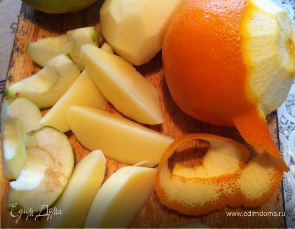 Картофель почистила и порезала дольками, яблоки очистила от сердцевинок и порезала дольками, ½  апельсина порезала дольками.  Дабавила немного клюквы и отправила все это на противень.