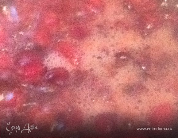  
Готовим соус.  В отдельную кастрюльку наливаем немного воды, добавляем  немного сахара. Варим клюкву. В процессе варки давим ягоды толкушкой для  картофеля, чтоб соус был потом насыщенным. Переливаем в блендер  клюкву, добавляем сок половины апельсина, 1-2 ложки меда и натертый на мелкой терке имбить. Разбиваем до получения однородной массы.
Подаем утку с соусом и наслаждаемся кисло-сладко-пряным вкусом! Приятного аппетита!
 
