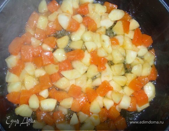 Заливаем манку молоком минут на 20-30. Тыкву и яблоки чистим и режем на небольшие кубики. Разогреваем в сковороде сливочное масло, добавляем тыкву и 3ст.л. сахара, тушим на среднем огне под крышкой минут 10-15. Затем добавляем яблоки и тушим еще минут 5-7, аккуратно помешивая. 