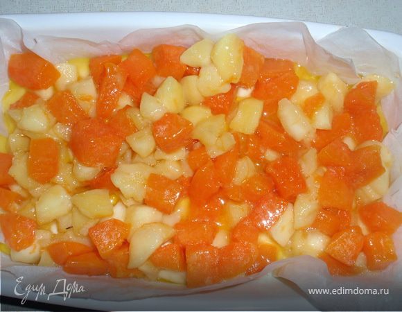 Затем в форму выкладываем тыкву с яблоками и поливаем сиропом в котором они тушились. Ставим в духовку еще на 15 минут.