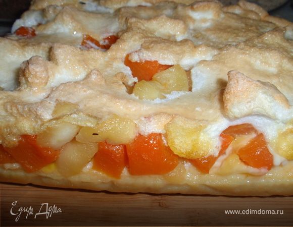 Тем временем взбиваем белки в крепкую пену(можно добавить соль на кончике ножа). Выкладываем поверх нашей запеканки взбитые белки и притрушиваем сахарной пудрой. Отправляем в духовку еще на 10-15 минут.