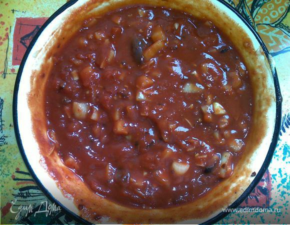 В миске толчем вилкой томаты, добавляем достаточно мелко шинкованный лук, мелко порезанный чеснок, паприку, половинки оливок (косточки удалить, распластав предварительно оливки ножом, - очень легкий способ). Вводим разведенную водой томатную пасту. Слегка приправляем молотым черным перцем и солью (совсем чуть-чуть).