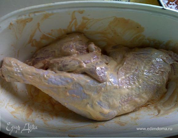 Сверху смазываем ровным слоем мясо птицы горчицей, смешанной со сметаной (можно взять сметаны чуть больше, чем горчицы), даем полежать. 