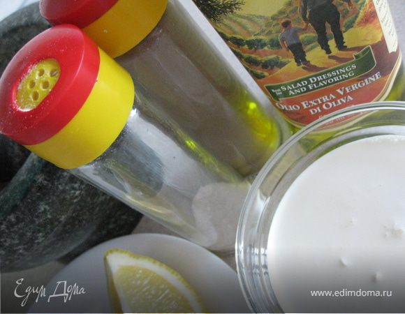 Подготовим все ингредиенты.
Базилик необходимо перетереть в ступке до пыли. 