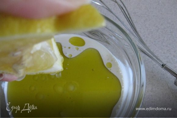 Сливки, масло и лимонный сок соединить и аккуратно перемешать венчиком.