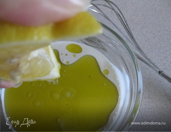 Сливки, масло и лимонный сок соединить и аккуратно перемешать венчиком.