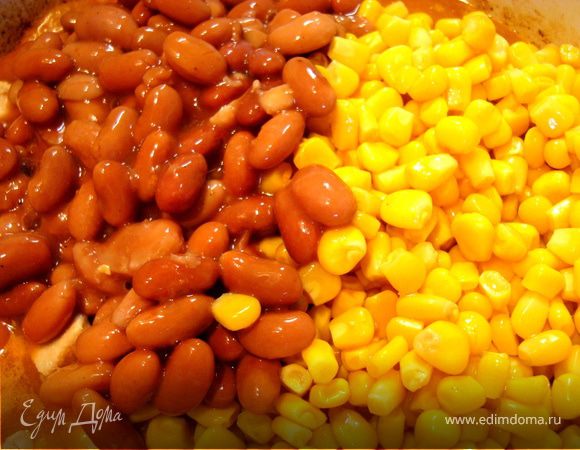 После этого последовательно добавить фасоль и кукурузу вместе с жидкостью, молотый сладкий перец и кориандр, сахар и пропущенный через пресс чеснок. 