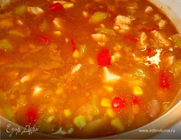 Долить затем в кастрюлю овощного бульона или просто воды так, чтобы полностью закрыть овощи с курицей. Тушить под крышкой 25 минут. В конце приправить солью и кайенским перцем. Посыпать зеленью.