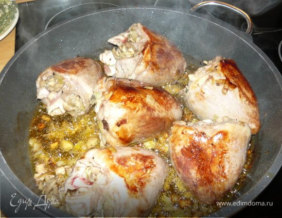 Лук и шампиньоны мелко нарезать, обжарить на оливковом масле, добавить щепотку листочков тимьяна, соль и перец.
Слегка остудить и начинить этой смесью сердца.
В принципе можно еще обмотать полосками бекона и скрепить зубочистками, но я избегаю лишнего холестерина.