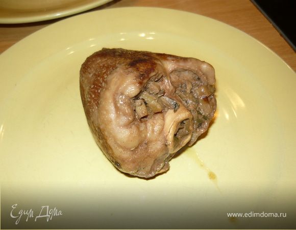 Обжарить в течение нескольких минут во всех сторон, добавить кипящей воды так, чтобы сердца были  на 2/3 покрыты водой. Добавить несколько веточек тимьяна, пару лавровых листочов, раздавить плоской стороной ножа 2-3 зубчика чеснока, положить их в латку, посолить, накрыть крышкой и тушить на небольшом огне около полутора часов. 