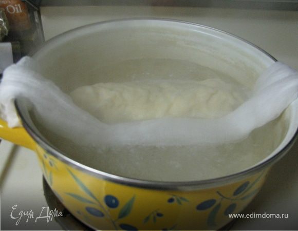 Дрожжи развести теплым молоком и поставить на 15 мин в теплое место.
Когда появятся пузырьки,добавить муку,яйца и соль. Замесить тесто, слегка присыпать мукой и в теплое место на час, чтобы обьем увеличился в два раза.Тесто обмять,разделить на две части, придать продолгуватую форму, завернуть в марлю, концы связать. Опустить на 15 мин в подсоленную воду. Достать и нарезать ломптиками толщиной 2-3см.