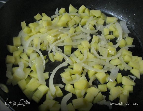 Репчасты лук нарезать кольцами. Картофель очистить и нарезать мелкими кубиками. Мясо вымыть,обсушить и нарезать кубиками. Посолить, поперчить и обжарить на масле. Переложить в миску. 