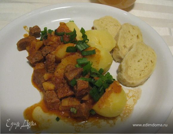  Мясо подавать с молодой отварной картошкой с кнедлями украсить зеленью.
