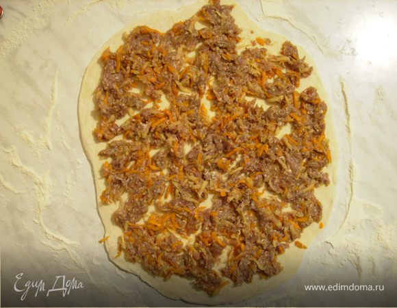 замешиваем пельменное тесто:яйцо, вода,мука,соль и даем ему постоять.
В это время замешиваем фарш: мясо (фарш говяжий или свинной),лук(я тру на терке),соль,черный перец,картошку сырую и тыкву (на терке трем).
Затем раскатываем тесто, укладываем фарш