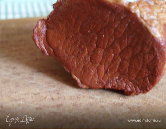 Луковую шелуху моем под проточной водой.  В кастрюле кипятим два литра воды и начинаем готовить тузлук (маринад): в кипящую воду добавляем шелуху, соль, сахар,луковицу, морковку, лавровый лист, перец и кипятим 5 минут. Затем в тузлук кладем вымытое мясо и варим его 1 час. По истечении времени выключаем и оставляем мясо остывать в кастрюле часов 10-12 (я обычно варю вечером и оставляю до утра).
Утром достаем, нарезаем. делаем бутерброд - и приятного аппетита!