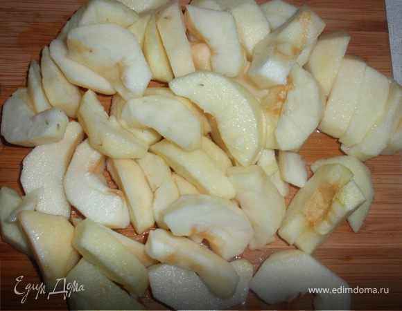Тем временем занимаемся начинкой. Яблоки чистим, режем крупными дольками. Сбрызгиваем соком лимона.