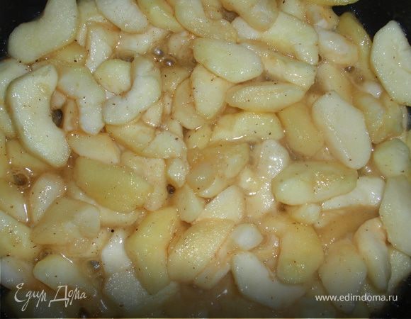 В сковороде разогреваем 50гр сливочного масла, добавляем 3ст.л сахара. Отправляем в сковороду яблоки и тушим на среднем огне минут 5-7. Аккуратно помешивая, чтобы яблоки не развалились.
