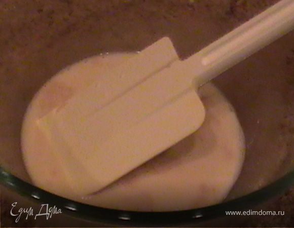 В теплом молоке развести дрожжи с сахаром.