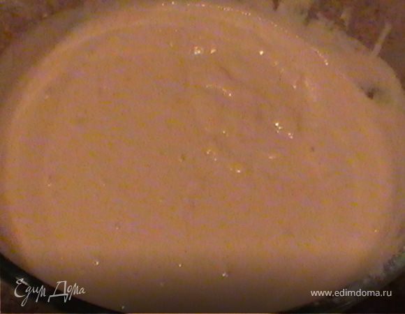 Добавить муку и вымесить тесто. Дать ему подняться в теплом месте.