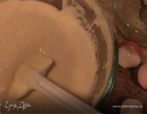 Когда тесто поднимется, добавить яйца, масло, соль, вымесить. Дать тесту подняться вторично.