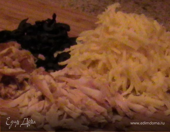 Пока тесто поднимается приготовим припек: натереть сыр, не очень мелко порезать курицу и оливки.