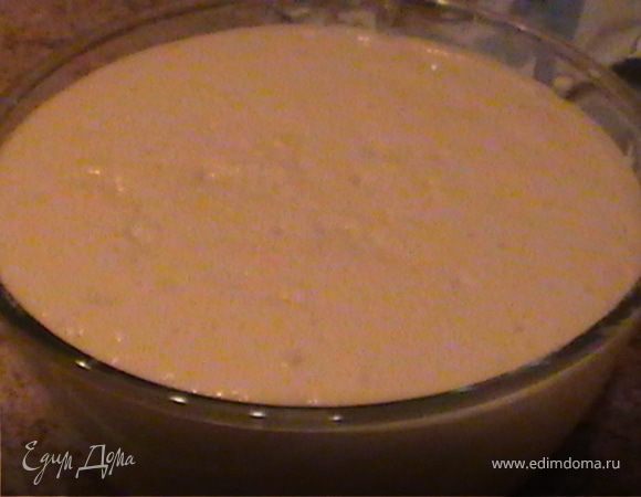 Когда тесто поднимется, можно печь оладьи, размешивать тесто не надо.