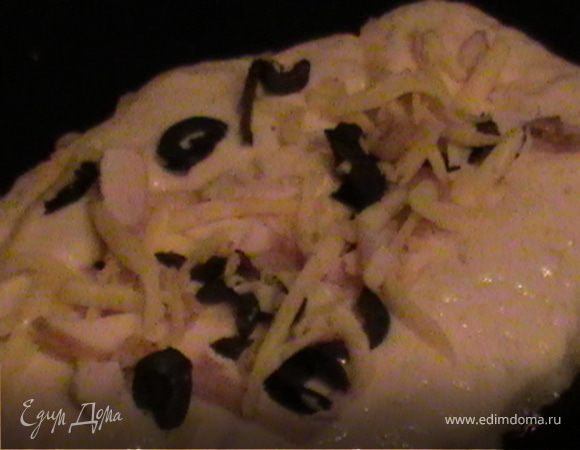 На разогретую сковороду
с маслом выкладываем тесто, сверху кладем припек, поджариваем оладьи с обеих сторон.