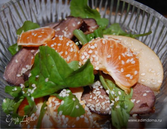рукколу помыла и порвала руками, грушу и утиное филе тонкими ломтиками порезала, мандарин тщательно почистила и почти весь отправила в салат в виде долек. Смешала соевый соус, кунжутное масло (пару капель) и сок из нескольких долек мандарина. Заправила этим салат, сверху посыпала кунжутными семечками. ВСЕ! Приятного аппетита!