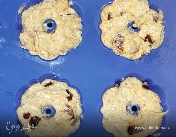 Яйца взбить с сахаром в устойчивую пену(не менее 10мин).Масло растереть с орехами.Хурму порезать на полоски.Аккуратно перемешать взбитые яйца с ореховой массой.В форму выложить часть теста,потом полоски хурмы.Снова тесто и снова полоски.Поставить в разогретую (160С)духовку и выпекать 45-50 мин.Часть теста и хурмы можно разложить в маленькие формочки.Получатся кексики для деток.Их выпекать примерно 20 мин.