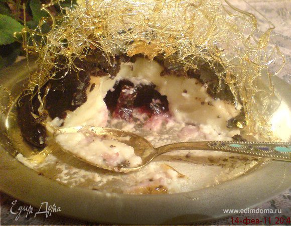 Делаем "алкогольные" сердца,которые затем "поместим" в творожный мусс.
Желатин "распускаем"в клубничном соке и добавляем в клубничный ликёр(у меня предполагался очень алкогольный мармелад,поэтому желатина д.б. достаточно много и замачивать в небольшом колличестве жидкости,чтобы не нарушить кремовый вкус клубничного ликёра.Но здесь,конечно могут быть любые варианты.
Разливаем в маленькие "формочки"(охлаждаем)
Здесь важно учесть скорость застывания желатина,чтобы успеть положить "мармеладное сердце" в творожный мусс,прежде,чем он окончательно "схватится".Или выберете для себя удобный порядок действий. 