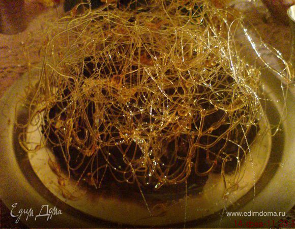 Теперь самая интересная часть "Марлезонского Балета",т.е. "Веницианского карнавала".
Готовим карамельные нити.
Сахар растворяем в 2ст.л.воды,добавляем лимон.сок,варим карамель до золотистого цвета.Снимаем с огня,по мере застывания,карамель начинает "тянуться".Опускаем в карамель вилку и стараемся вытягивать карамельные нити(это достаточно просто,вы сами увидите,что и как у вас будет получаться).Достаём шоколадный "панцирь" и "вьём" над ним карамельную паутину(шапочку из "волос Дездемоны")