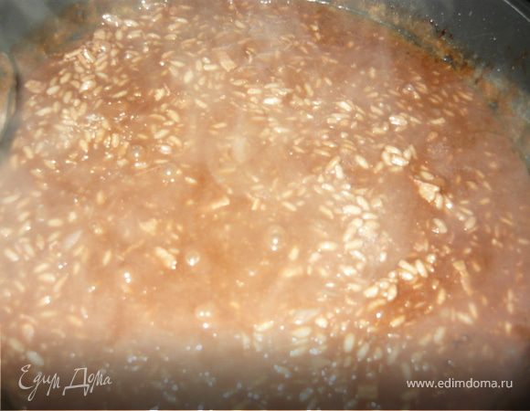 Перед тем, как добавлять последний половник бульона, бросить в ризотто кусочки шоколада и сыр (оставить чуть-чутьдля украшения), затем добавить бульон и тщательно перемешать.
Через пару минут снять ризотто с огня и дать настояться несколько минут.
Вот как оно будет выглядеть. 
