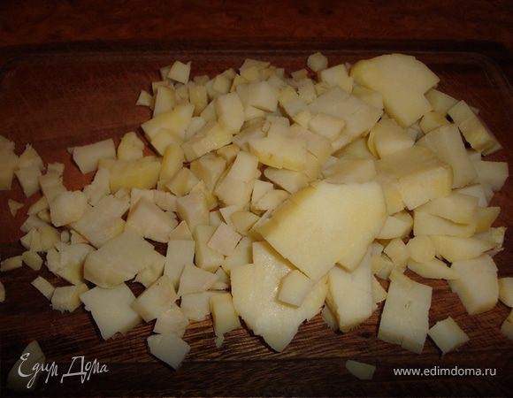 Вариант 1.
Нарезаем вареный охлажденный картофель мелкими кубиками.