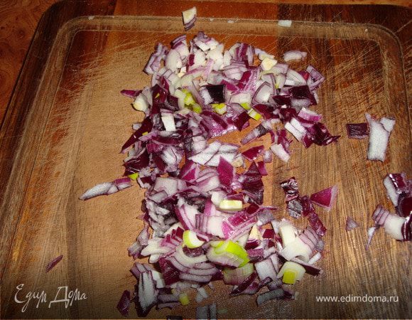 Мелко режем лук (если он очень злой, можно обдать кипятком).