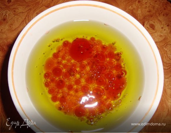 Готовим соус: смешиваем оливковое масло, винный уксус, соль и перец - пропорции по вкусу.