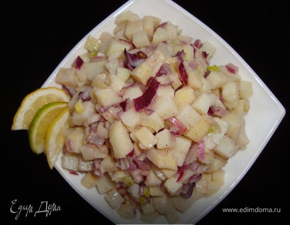Смешиваем картофель с луком и заправляем подготовленным соусом. Выкладываем в салатник и украшаем по желанию.
Этот салат хорош и в качестве гарнира.