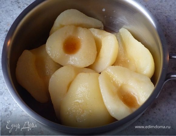 Для маринада вскипятить 100мл воды, 10г сахара и палочку корицы, влить ром. Дать стечь сиропу с груш. Залить их маринадом и  оставить пропитываться на 2 часа.