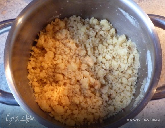 Тем временем готовим посыпку для пирога. Для этого 100г мягкого масла необходимо растопить на среднем огне. Перемешать с 75г сахара, 1 пакетиком ванильного сахара, щепоткой корицы и 150г муки до рассыпчатого состояния.