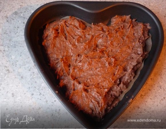 Разогреваем духовку до 180°C.
Я использовала небольшую форму-сердце, но подошла бы лучше разъемная форма диаметра 22-24 см. Дно выкладываем бумагой для запекания. Выкладываем тесто-основу.
