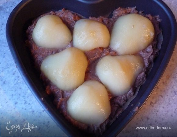 Затем распределяем груши спинками кверху. 